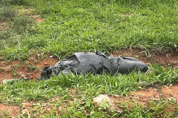 Corpo de homem é encontrado enrolado em saco de lixo em terreno no DF