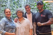 O professor acompanhado da esposa, a fisioterapeuta e o personal trainer