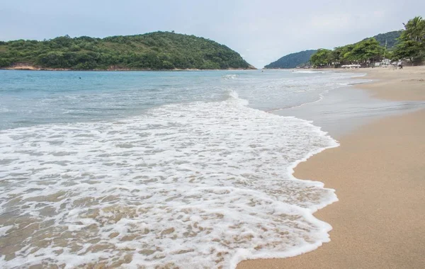 imagem colorida mostra praia no guarujá - metrópoles