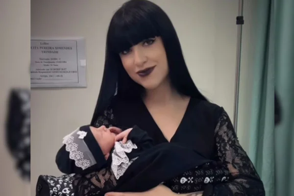 Talita Ximendes viralizou nas redes ao contar sobre o parto da filha. Ela usa o perfil para mostrar sua “maternidade gótica alternativa” - Metrópoles