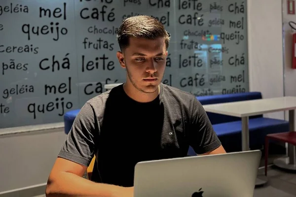 Influenciador Leonardo de Oliveira revela por que celebridades criam filtros no Instagram