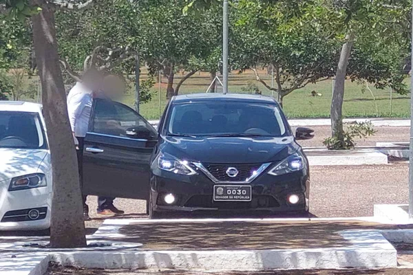 Carro de senador que está no exterior é usado para turismo em Brasília