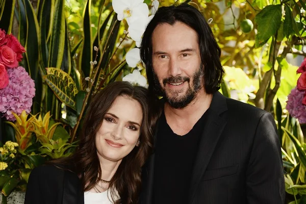 Winona Ryder e Keanu Reeves descobrem que são casados há 26 anos