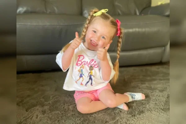 Foto mostra a pequena Willow Christie, menina que apesar do AME conseguiu engatinhar pela primeira vez
