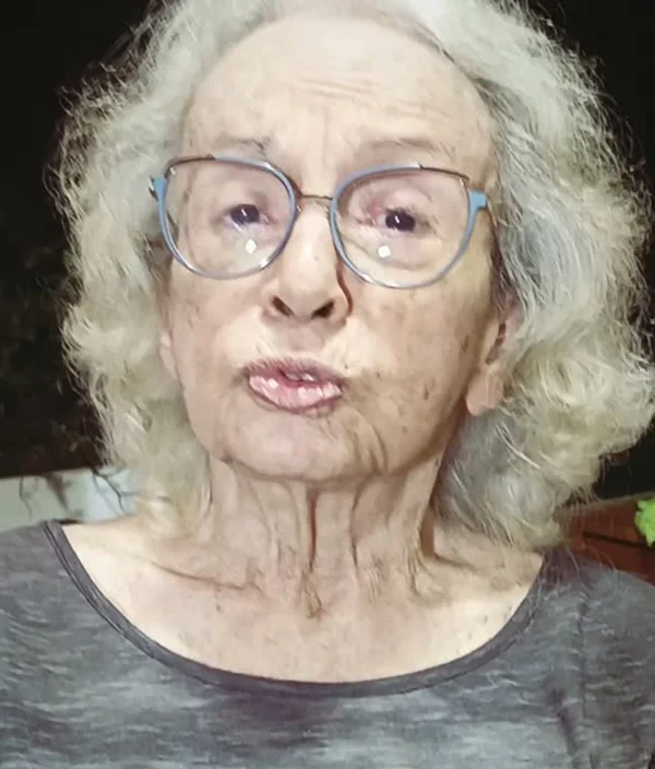 Longe da TV, Joana Fomm, de 87 anos, surpreende ao surgir redes sociais - destaque galeria Longe da TV, Joana Fomm, de 87 anos, surpreende ao surgir redes sociais - destaque galeria