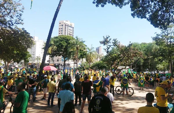 Manifestantes pró-Bolsonaro realizam ato em Goiânia