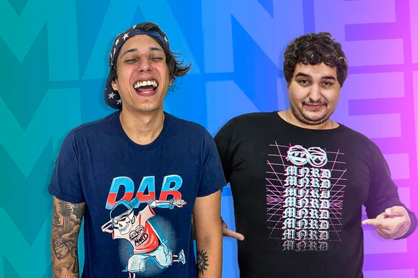 Foto de Neto Lyra e Guilherme Yuri, do Maneirando, lado a lado, com fundo azul e lilás - Metrópoles