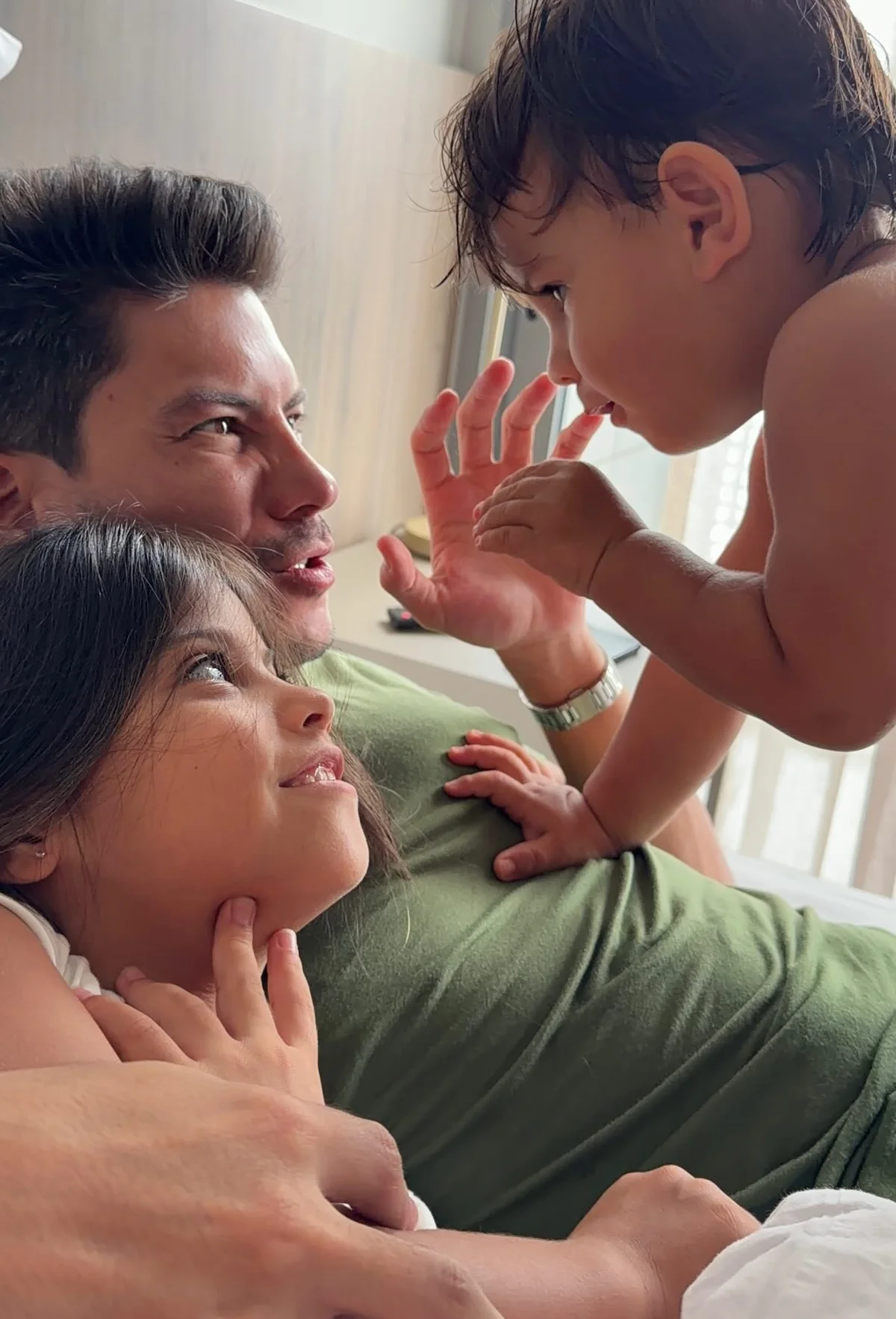 Arthur Aguiar posa com os dois filhos, Sophia e Gabriel Arthur Aguiar posa com os dois filhos, Sophia e Gabriel
