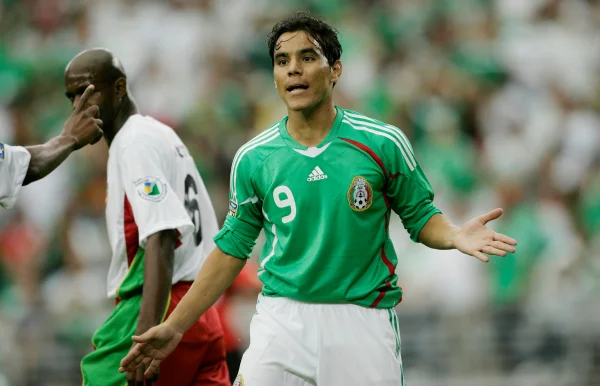 Foto colorida de Omar Bravo, da seleção mexicana - Metrópoles