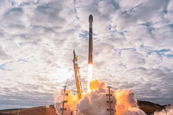 Imagem colorida de foguete Falcon 9, da SpaceX - Metrópoles