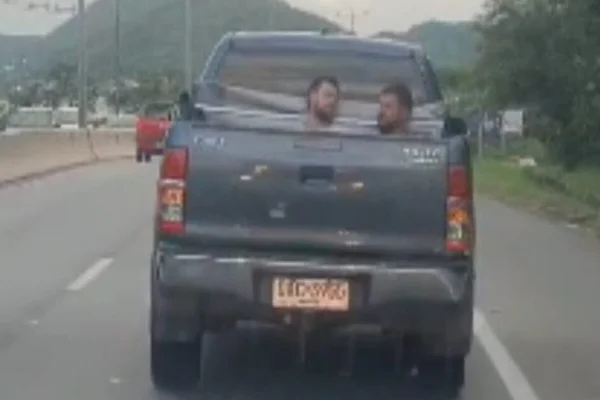 Imagem colorida de homens na caçamba de um carro - Metrópoles