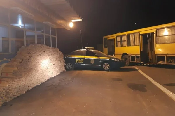PRF prende mulher que dirigia ônibus com 1,8 tonelada de maconha