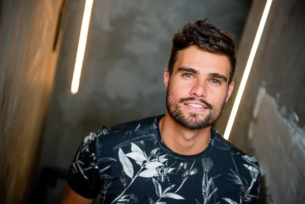 Thiago Madeira festeja nova idade ao som da banda Di Propósito