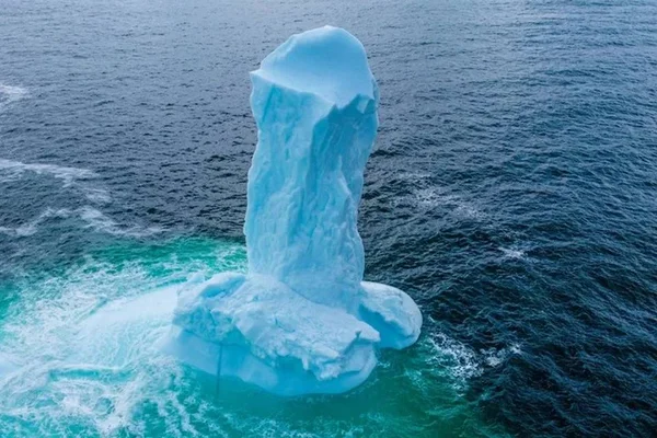 Iceberg em formato de pênis - Metrópoles