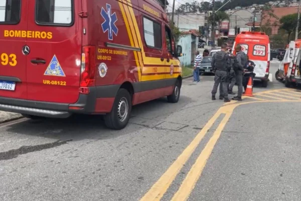 Foto colorida de ambulâncias de resgate em frente ao imóvel das idosas roubadas e torturadas, em Santo André, região metropolitana de São Paulo.