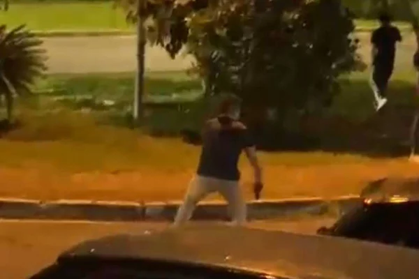 Homem armado em rua do DF reclama de sol alto em bar - Metróples