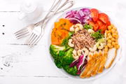 <b>Dieta MIND –</b> Inspirada nas dietas Mediterrânea e Dash, a MIND é feita especificamente para otimizar a saúde do cérebro, cortando qualquer alimento que possa afetar o órgão e focando em nozes, vegetais folhosos e algumas frutas. Um estudo feito pelo Instituto Nacional de Envelhecimento dos Estados Unidos descobriu que os pacientes que seguiram a dieta diminuíram o risco de Alzheimer de 35% a 53%, de acordo com a disciplina para seguir as recomendações