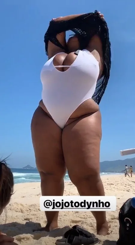 Mas a funkeira não perde o bom humor Mas a funkeira não perde o bom humor