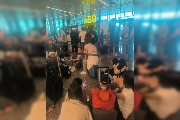 Imagem coloirda de pessoas esperando voo no Catar - Metrópoles