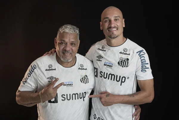 Maicon e o pai Maurides, torcedor do Santos
