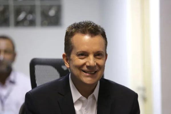 Celso Russomanno candidato a prefeitura de sao paulo faz campanha na rua e come pastel