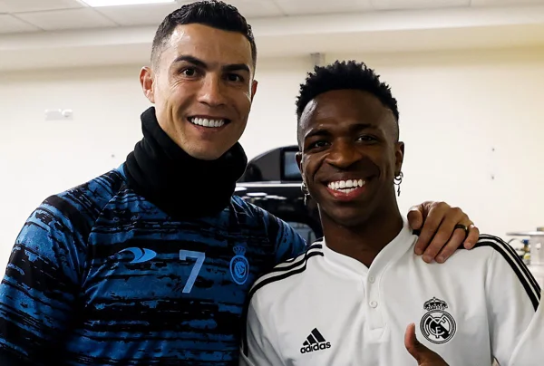 Cristiano Ronaldo visita Real Madrid e tira fotos com brasileiros
