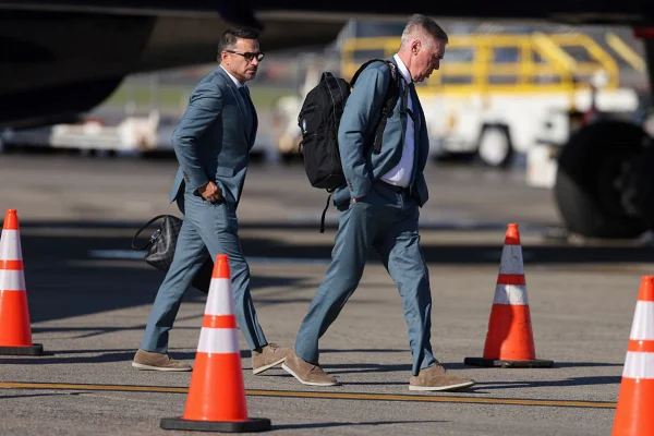 Imagem colorida de Ancelotti na chegada da Seleção aos EUA- Metrópoles