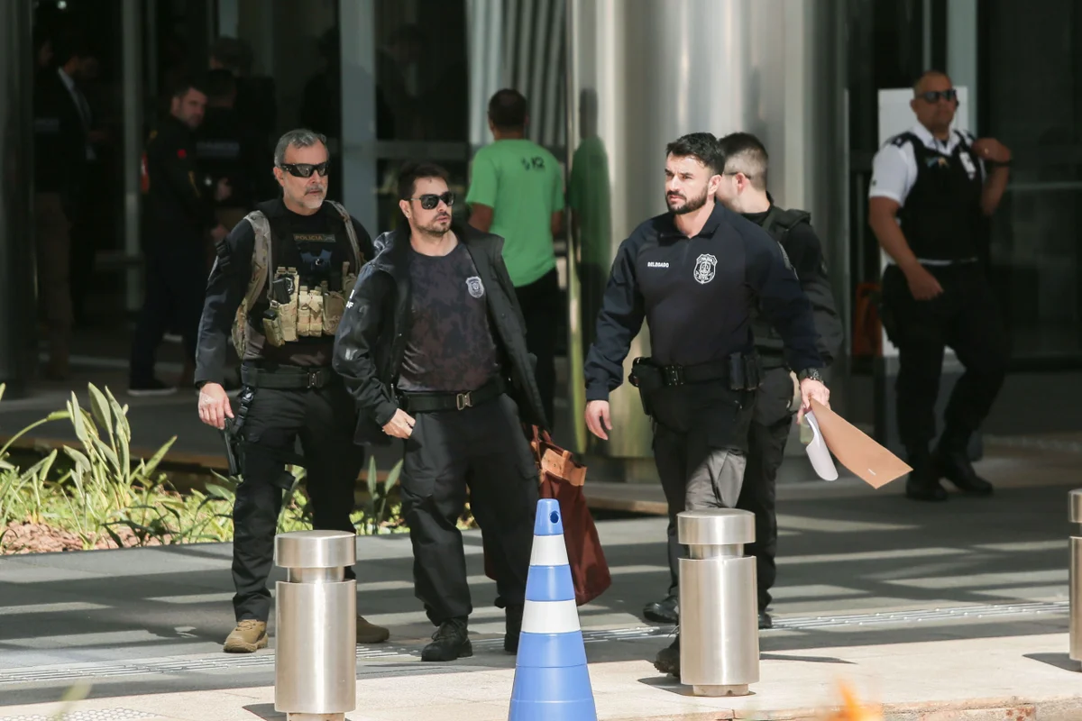 As medidas também atingem atuais e ex-dirigentes das instituições investigadas. Entre eles estão Ney Ferraz Júnior e Paulo Henrique Costa, ex-presidente do BRB, que está preso As medidas também atingem atuais e ex-dirigentes das instituições investigadas. Entre eles estão Ney Ferraz Júnior e Paulo Henrique Costa, ex-presidente do BRB, que está preso