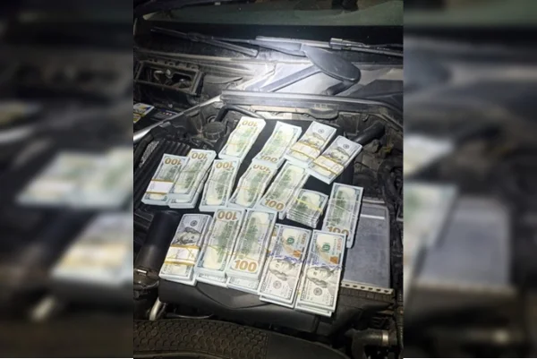Dinheiro achado em motor de Mercedes - Metrópoles