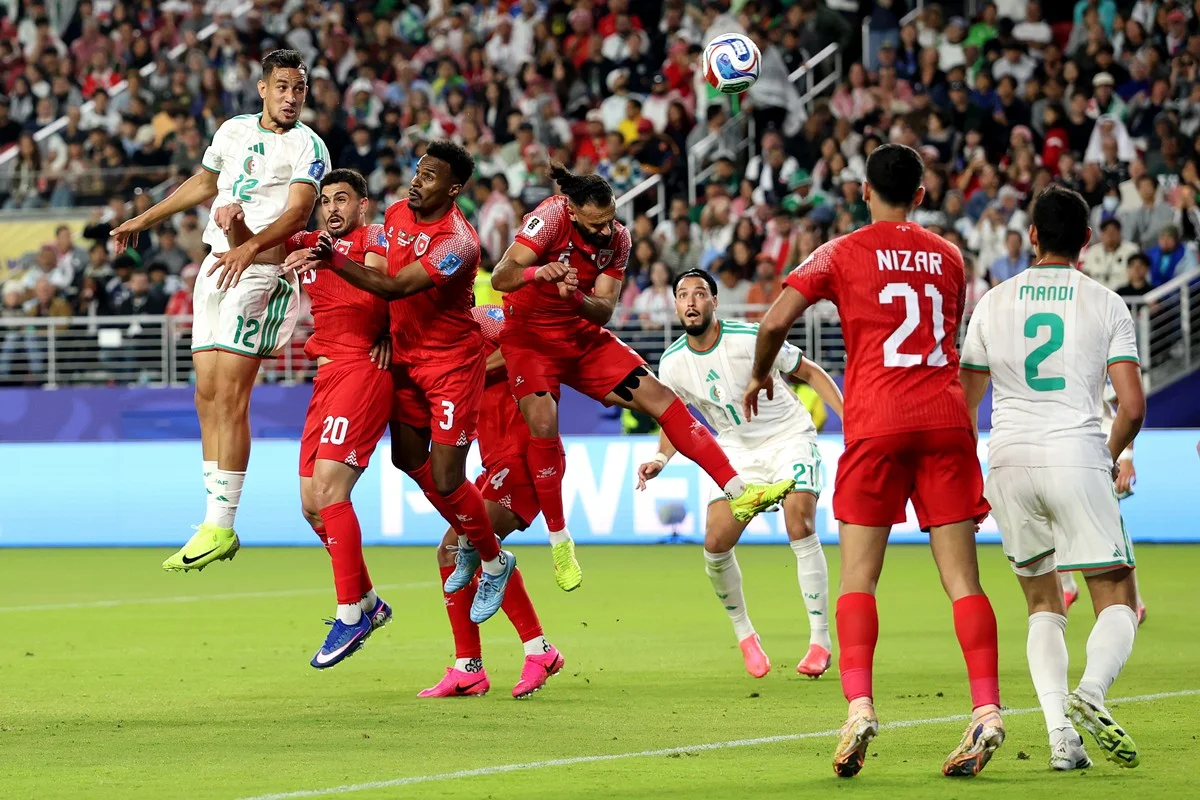 Após 12 minutos do gol de empate, a Argélia chegou a virada com Gouiri, em nova jogada de escanteio Após 12 minutos do gol de empate, a Argélia chegou a virada com Gouiri, em nova jogada de escanteio