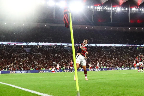 Arrascaeta comemorando gol do Flamengo diante do Red Bull Bragantino