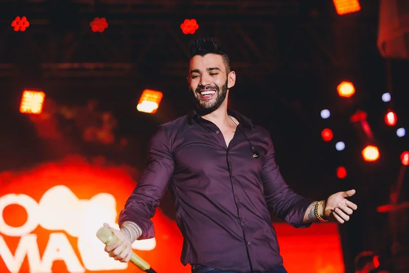 Ele faz sucesso desde 2010, quando lançou a música Rosas, Versos e Vinhos Ele faz sucesso desde 2010, quando lançou a música Rosas, Versos e Vinhos