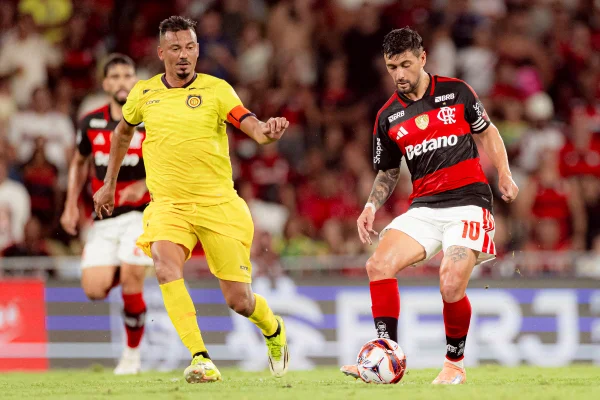 Rodrigo Lindoso e Arrascaeta no duelo entre Madureira x Flamengo