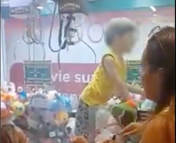 Criança fica presa em máquina de brinquedos no Rio