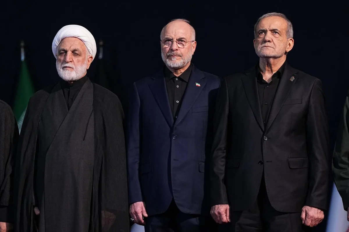 Chefe do Judiciário iraniano Gholam-Hossein Mohseni-Eje'i, presidente do Parlamento Mohammad Ghalibaf e presidente, Masoud Pezeshkian Chefe do Judiciário iraniano Gholam-Hossein Mohseni-Eje'i, presidente do Parlamento Mohammad Ghalibaf e presidente, Masoud Pezeshkian