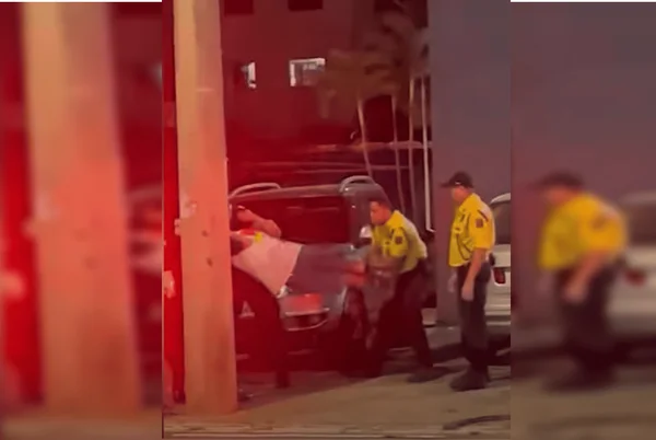Motorista bêbado bate em carro e resiste à abordagem policial. Vídeo
