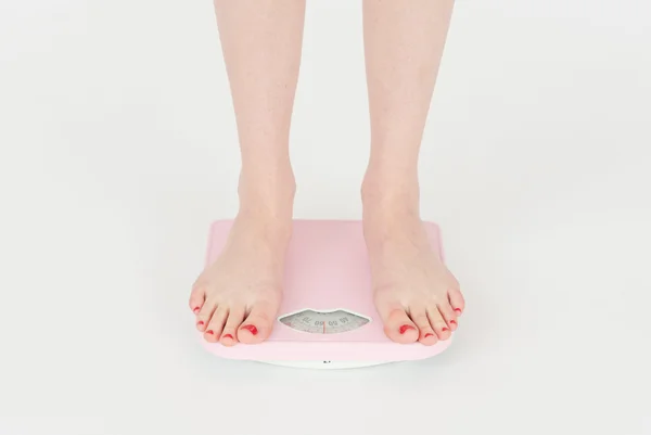 Pés de mulher em balança rosa - Metrópoles