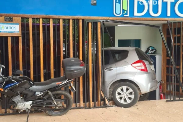 Motorista invade loja na Asa Norte após perder controle do carro