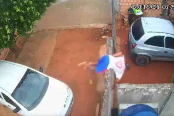 Homem pendurado no muro