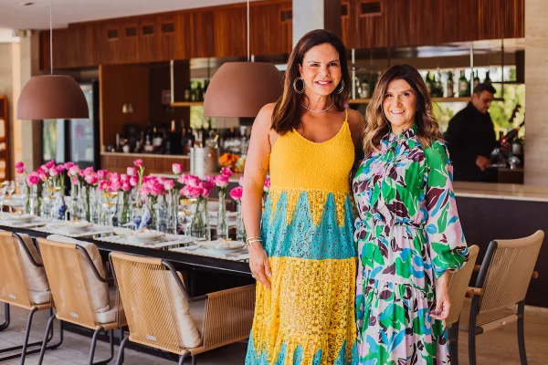 Lara Calaça ganha almoço de aniversário da amiga Claudia Salomão