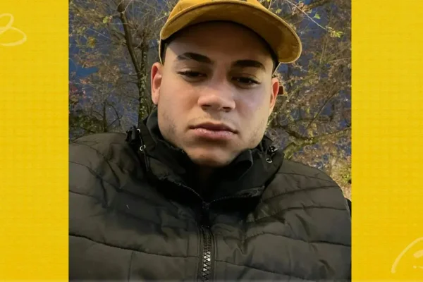 imagem mostra jovem vitor henrique de camargo com roupa preta e boné - Metrópoles