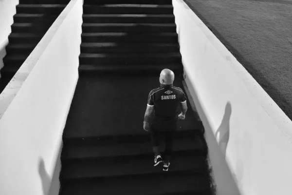 Imagem em preto e branco do treinador Sampaoli