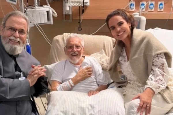 Carlos Alberto de Nóbrega recebe visita de padre após cirurgia no coração