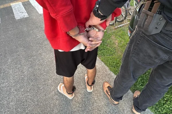 Imagem colorida, Homem com 2 tornozeleiras é preso durante operação em Porto Alegre - Metrópoles
