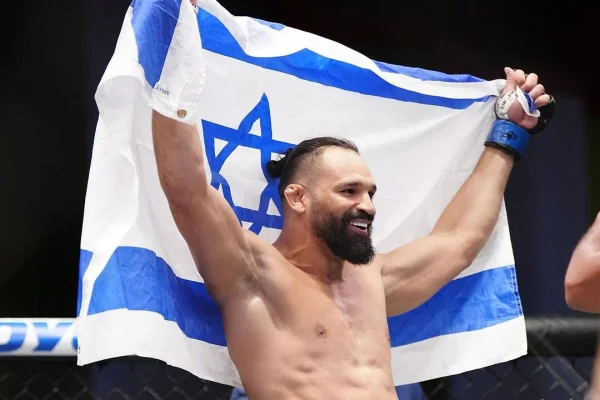Imagem colorida do lutador Michel Pereira com a bandeira de Israel- Metrópoles