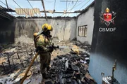 O telhado e as janelas do imóvel não suportaram o fogo O telhado e as janelas do imóvel não suportaram o fogo