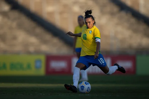 Em nova posição, Marta brilha e seleção goleia Argentina em João Pessoa