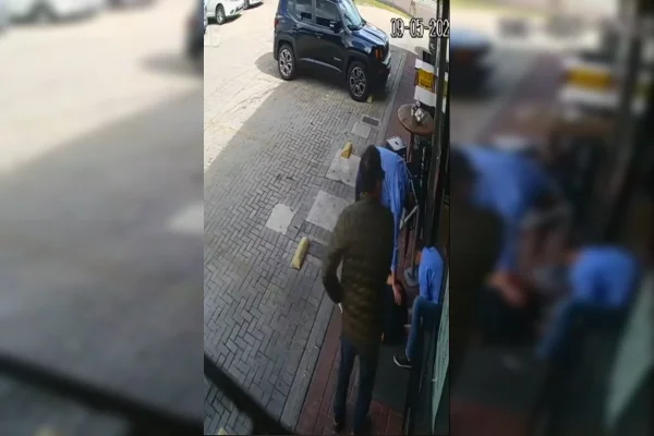 Homem caído no chão é socorrido