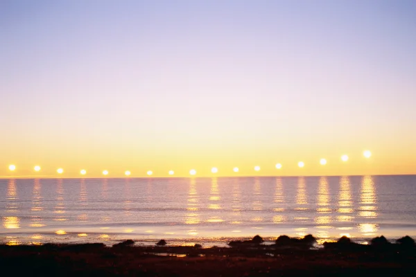 Foto colorida do sol da meia-noite, na Islândia - Sol da meia-noite: entenda o fenômeno e em quais lugares ele acontece - Metrópoles