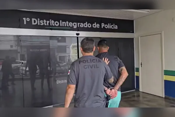 Imagem colorida mostra Homem apontado pela polícia como um dos assaltantes mais procurados do Amazonas é preso em Manaus - Metrópoles